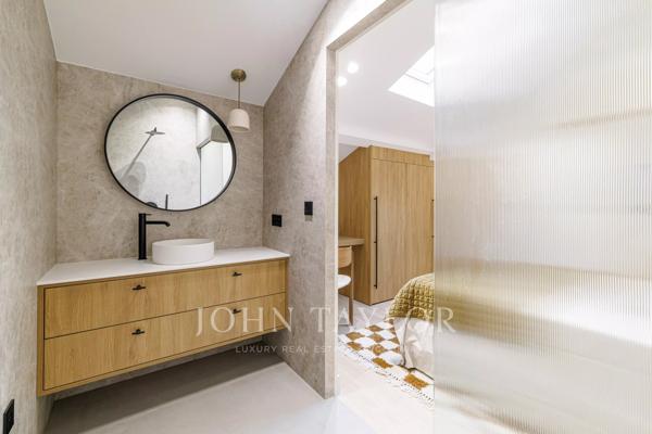 Villa contemporaine rénovée avec piscine intérieure
