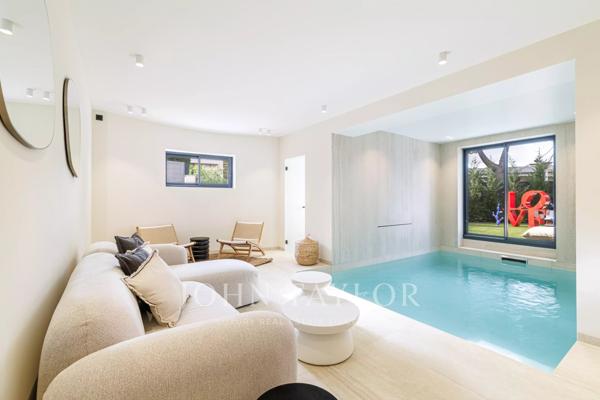Villa contemporaine rénovée avec piscine intérieure