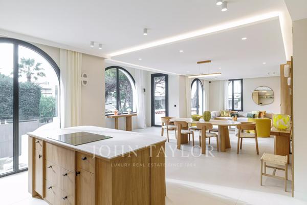Villa contemporaine rénovée avec piscine intérieure