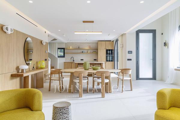 Villa contemporaine rénovée avec piscine intérieure