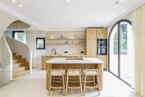Villa contemporaine rénovée avec piscine intérieure