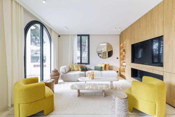 Villa contemporaine rénovée avec piscine intérieure