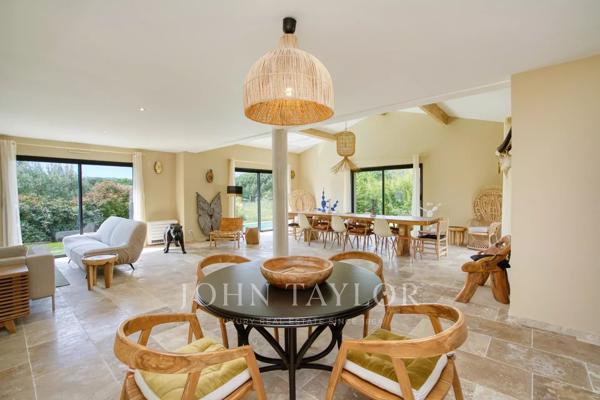 Villa Contemporaine proche du village