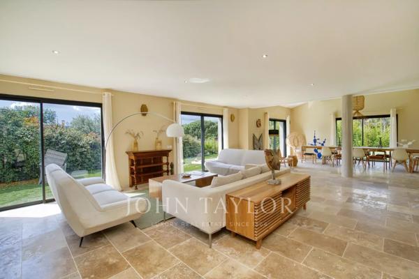 Villa Contemporaine proche du village