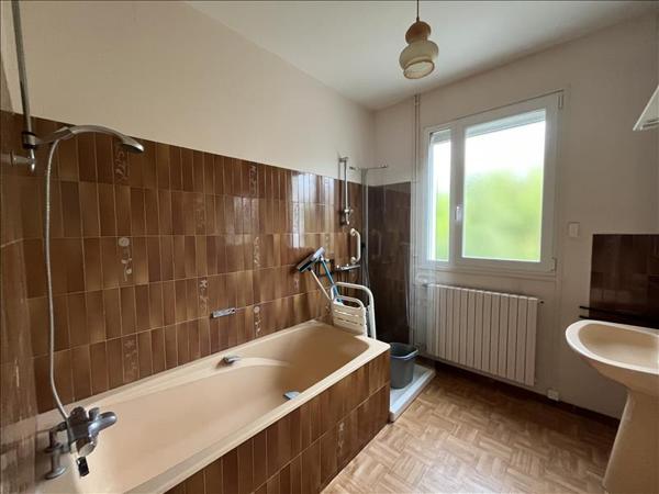 Maison à vendre |  Saint-Amand-Montrond |  7 pièces | 214 m²