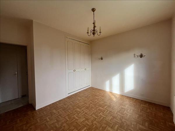 Maison à vendre |  Saint-Amand-Montrond |  7 pièces | 214 m²