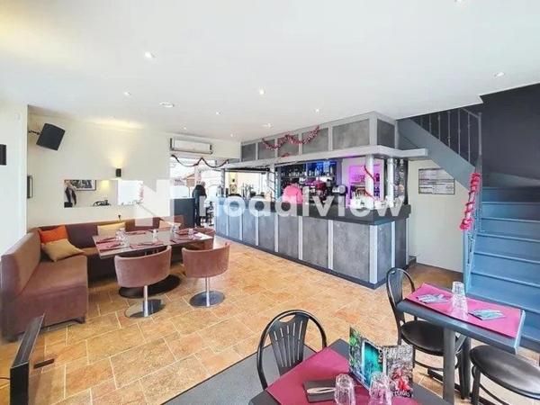 Au coeur de MORESTEL - Murs de restaurant 183 m² – Libres – Cuisine équipée + terrasse
