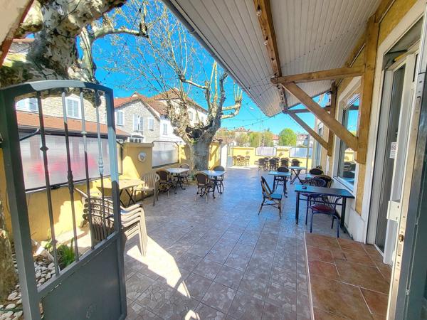 Au coeur de MORESTEL - Murs de restaurant 183 m² – Libres – Cuisine équipée + terrasse