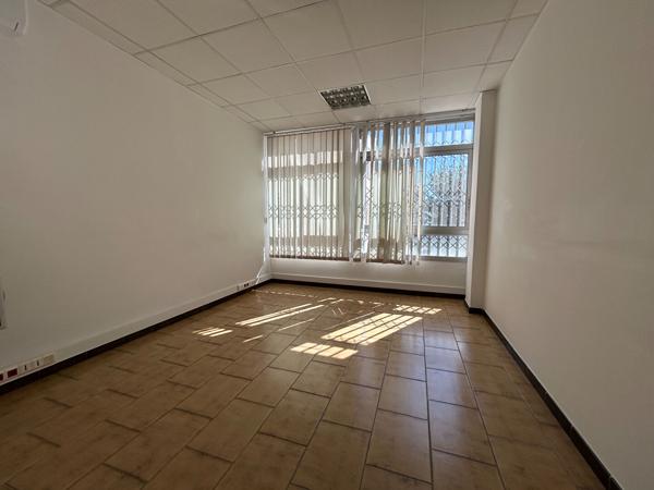 A louer - Local d'activité - Bastia, secteur Montesoru