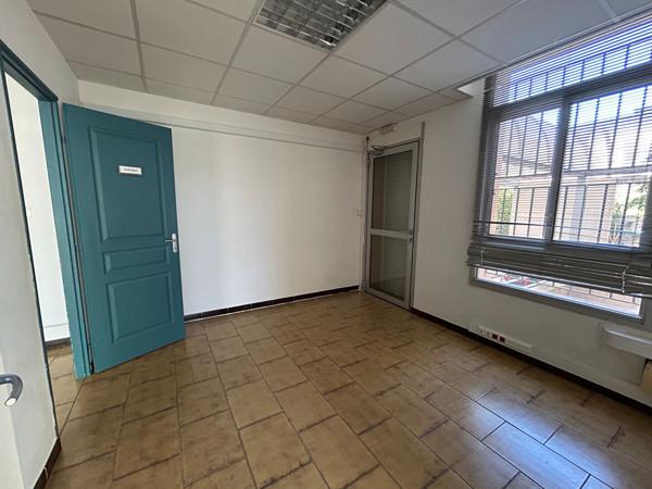 A louer - Local d'activité - Bastia, secteur Montesoru