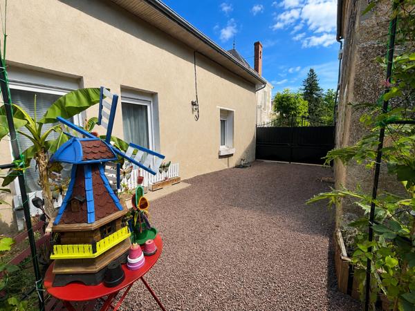 MAISON EN PIERRE AVEC DEPENDENCES // CENTRE LENCLOITRE