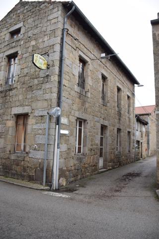 Local commercial plus appartement dans le centre de Grazac