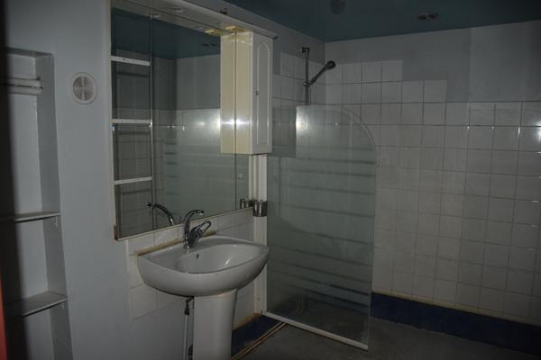 Local commercial plus appartement dans le centre de Grazac