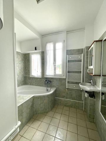 Appartement 3 pièces à louer à Chaville Loyer 1 300 €/mois charges comprises **  - Référence  637-C