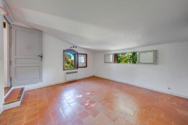 Propriété de 2 Mas Provençaux sur 5 hectares au pied du Luberon