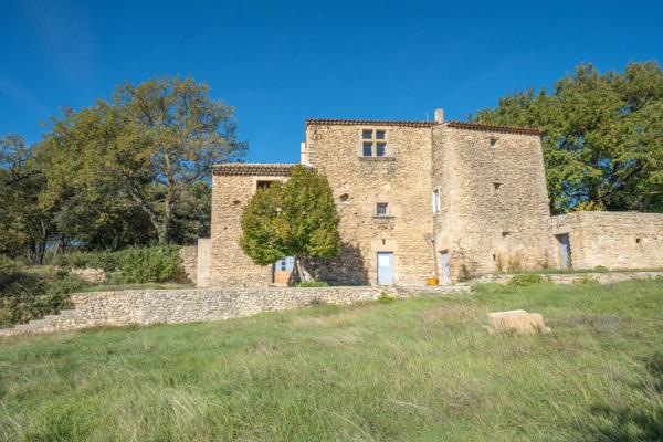 Propriété de 2 Mas Provençaux sur 5 hectares au pied du Luberon
