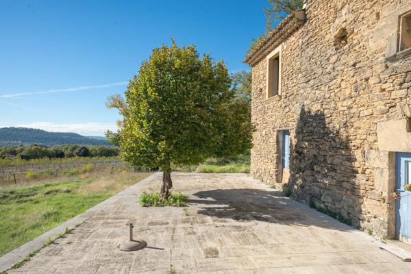 Propriété de 2 Mas Provençaux sur 5 hectares au pied du Luberon
