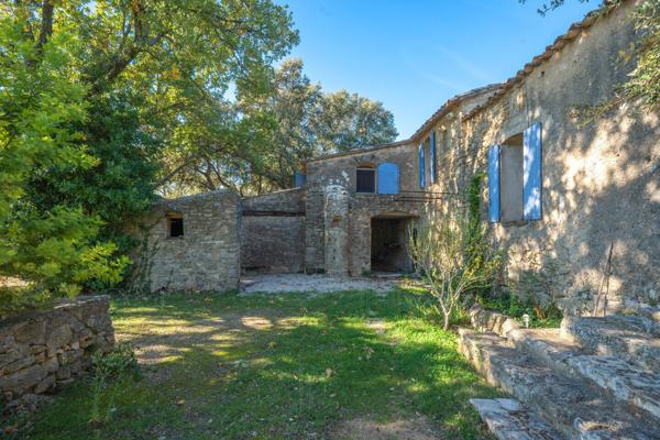 Propriété de 2 Mas Provençaux sur 5 hectares au pied du Luberon