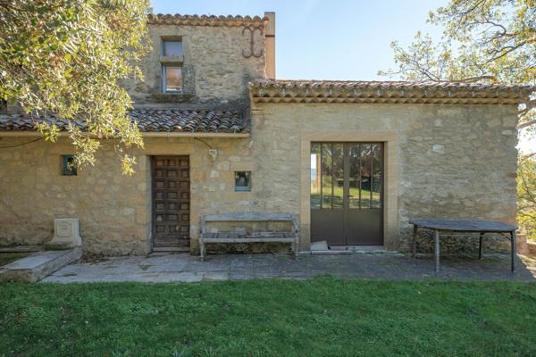 Propriété de 2 Mas Provençaux sur 5 hectares au pied du Luberon