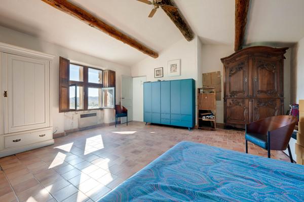 Propriété de 2 Mas Provençaux sur 5 hectares au pied du Luberon