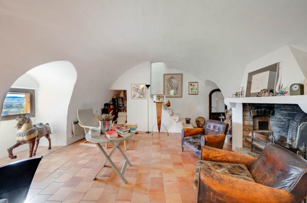 Propriété de 2 Mas Provençaux sur 5 hectares au pied du Luberon