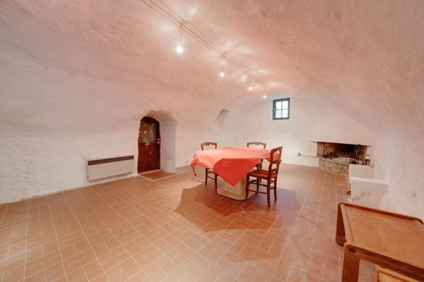 Propriété de 2 Mas Provençaux sur 5 hectares au pied du Luberon