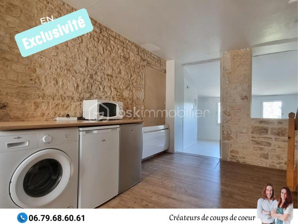 Nous vous proposons en exclusivité cet immeuble de rapport locatif composé de deux appartements:

• Un triplex composé :
Au-rez-de-chaussée: Une cuisine, wc séparé, salon. Cave.
A l'étage: Grand palier, salle d'eau.
Au deuxième étage: Une chambre en mezzanine.
Vue dégagée très agréable.
Loué 480 €

•Un triplex composé:
Au rez-de-chaussée: Une cuisine, wc séparé.
Au rez-de-jardin: Un salon avec terrasse. Cave.
A l'étage: Une chambre en mezzanine, salle d'eau.
Loué 500€

L'un des appartements étant vacant, cet immeuble est idéal pour un propriétaire occupant qui souhaite réduire ses mensualités grâce à un revenu locatif, ou pour un investisseur recherchant un bien déjà partiellement loué avec un loyer existant de 500€.

De quoi alléger considérablement le coût mensuel tout en habitant un bien à soi!

Située au centre de Celles-Sur-Belle dans une rue calme, proche de toutes commodités, et à 20 minutes de Niort.

Notre regard: "L'idéal pour un investissement locatif avec un excellent rendement! D'autant plus qu'il y a une forte demande locative sur le secteur. De plus, ces deux logements sont très agréables!"

Vendeurs, avis de valeur offert. Acquéreurs, bénéficiez de mon service financier.