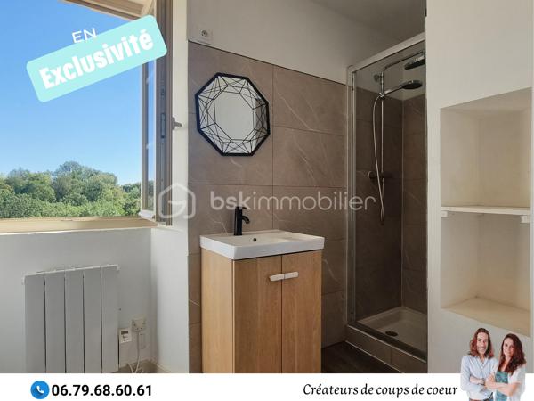 Nous vous proposons en exclusivité cet immeuble de rapport locatif composé de deux appartements:

• Un triplex composé :
Au-rez-de-chaussée: Une cuisine, wc séparé, salon. Cave.
A l'étage: Grand palier, salle d'eau.
Au deuxième étage: Une chambre en mezzanine.
Vue dégagée très agréable.
Loué 480 €

•Un triplex composé:
Au rez-de-chaussée: Une cuisine, wc séparé.
Au rez-de-jardin: Un salon avec terrasse. Cave.
A l'étage: Une chambre en mezzanine, salle d'eau.
Loué 500€

L'un des appartements étant vacant, cet immeuble est idéal pour un propriétaire occupant qui souhaite réduire ses mensualités grâce à un revenu locatif, ou pour un investisseur recherchant un bien déjà partiellement loué avec un loyer existant de 500€.

De quoi alléger considérablement le coût mensuel tout en habitant un bien à soi!

Située au centre de Celles-Sur-Belle dans une rue calme, proche de toutes commodités, et à 20 minutes de Niort.

Notre regard: "L'idéal pour un investissement locatif avec un excellent rendement! D'autant plus qu'il y a une forte demande locative sur le secteur. De plus, ces deux logements sont très agréables!"

Vendeurs, avis de valeur offert. Acquéreurs, bénéficiez de mon service financier.
