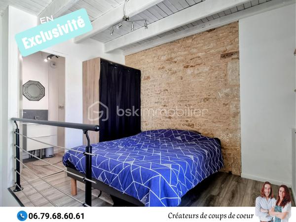 Nous vous proposons en exclusivité cet immeuble de rapport locatif composé de deux appartements:

• Un triplex composé :
Au-rez-de-chaussée: Une cuisine, wc séparé, salon. Cave.
A l'étage: Grand palier, salle d'eau.
Au deuxième étage: Une chambre en mezzanine.
Vue dégagée très agréable.
Loué 480 €

•Un triplex composé:
Au rez-de-chaussée: Une cuisine, wc séparé.
Au rez-de-jardin: Un salon avec terrasse. Cave.
A l'étage: Une chambre en mezzanine, salle d'eau.
Loué 500€

L'un des appartements étant vacant, cet immeuble est idéal pour un propriétaire occupant qui souhaite réduire ses mensualités grâce à un revenu locatif, ou pour un investisseur recherchant un bien déjà partiellement loué avec un loyer existant de 500€.

De quoi alléger considérablement le coût mensuel tout en habitant un bien à soi!

Située au centre de Celles-Sur-Belle dans une rue calme, proche de toutes commodités, et à 20 minutes de Niort.

Notre regard: "L'idéal pour un investissement locatif avec un excellent rendement! D'autant plus qu'il y a une forte demande locative sur le secteur. De plus, ces deux logements sont très agréables!"

Vendeurs, avis de valeur offert. Acquéreurs, bénéficiez de mon service financier.