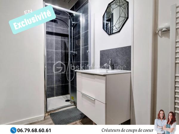 Nous vous proposons en exclusivité cet immeuble de rapport locatif composé de deux appartements:

• Un triplex composé :
Au-rez-de-chaussée: Une cuisine, wc séparé, salon. Cave.
A l'étage: Grand palier, salle d'eau.
Au deuxième étage: Une chambre en mezzanine.
Vue dégagée très agréable.
Loué 480 €

•Un triplex composé:
Au rez-de-chaussée: Une cuisine, wc séparé.
Au rez-de-jardin: Un salon avec terrasse. Cave.
A l'étage: Une chambre en mezzanine, salle d'eau.
Loué 500€

L'un des appartements étant vacant, cet immeuble est idéal pour un propriétaire occupant qui souhaite réduire ses mensualités grâce à un revenu locatif, ou pour un investisseur recherchant un bien déjà partiellement loué avec un loyer existant de 500€.

De quoi alléger considérablement le coût mensuel tout en habitant un bien à soi!

Située au centre de Celles-Sur-Belle dans une rue calme, proche de toutes commodités, et à 20 minutes de Niort.

Notre regard: "L'idéal pour un investissement locatif avec un excellent rendement! D'autant plus qu'il y a une forte demande locative sur le secteur. De plus, ces deux logements sont très agréables!"

Vendeurs, avis de valeur offert. Acquéreurs, bénéficiez de mon service financier.