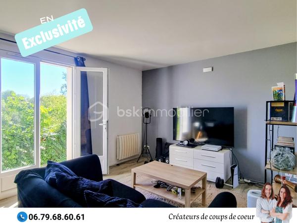 Nous vous proposons en exclusivité cet immeuble de rapport locatif composé de deux appartements:

• Un triplex composé :
Au-rez-de-chaussée: Une cuisine, wc séparé, salon. Cave.
A l'étage: Grand palier, salle d'eau.
Au deuxième étage: Une chambre en mezzanine.
Vue dégagée très agréable.
Loué 480 €

•Un triplex composé:
Au rez-de-chaussée: Une cuisine, wc séparé.
Au rez-de-jardin: Un salon avec terrasse. Cave.
A l'étage: Une chambre en mezzanine, salle d'eau.
Loué 500€

L'un des appartements étant vacant, cet immeuble est idéal pour un propriétaire occupant qui souhaite réduire ses mensualités grâce à un revenu locatif, ou pour un investisseur recherchant un bien déjà partiellement loué avec un loyer existant de 500€.

De quoi alléger considérablement le coût mensuel tout en habitant un bien à soi!

Située au centre de Celles-Sur-Belle dans une rue calme, proche de toutes commodités, et à 20 minutes de Niort.

Notre regard: "L'idéal pour un investissement locatif avec un excellent rendement! D'autant plus qu'il y a une forte demande locative sur le secteur. De plus, ces deux logements sont très agréables!"

Vendeurs, avis de valeur offert. Acquéreurs, bénéficiez de mon service financier.