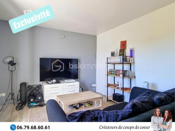 Nous vous proposons en exclusivité cet immeuble de rapport locatif composé de deux appartements:

• Un triplex composé :
Au-rez-de-chaussée: Une cuisine, wc séparé, salon. Cave.
A l'étage: Grand palier, salle d'eau.
Au deuxième étage: Une chambre en mezzanine.
Vue dégagée très agréable.
Loué 480 €

•Un triplex composé:
Au rez-de-chaussée: Une cuisine, wc séparé.
Au rez-de-jardin: Un salon avec terrasse. Cave.
A l'étage: Une chambre en mezzanine, salle d'eau.
Loué 500€

L'un des appartements étant vacant, cet immeuble est idéal pour un propriétaire occupant qui souhaite réduire ses mensualités grâce à un revenu locatif, ou pour un investisseur recherchant un bien déjà partiellement loué avec un loyer existant de 500€.

De quoi alléger considérablement le coût mensuel tout en habitant un bien à soi!

Située au centre de Celles-Sur-Belle dans une rue calme, proche de toutes commodités, et à 20 minutes de Niort.

Notre regard: "L'idéal pour un investissement locatif avec un excellent rendement! D'autant plus qu'il y a une forte demande locative sur le secteur. De plus, ces deux logements sont très agréables!"

Vendeurs, avis de valeur offert. Acquéreurs, bénéficiez de mon service financier.