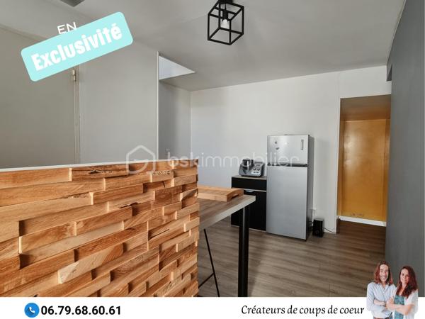 Nous vous proposons en exclusivité cet immeuble de rapport locatif composé de deux appartements:

• Un triplex composé :
Au-rez-de-chaussée: Une cuisine, wc séparé, salon. Cave.
A l'étage: Grand palier, salle d'eau.
Au deuxième étage: Une chambre en mezzanine.
Vue dégagée très agréable.
Loué 480 €

•Un triplex composé:
Au rez-de-chaussée: Une cuisine, wc séparé.
Au rez-de-jardin: Un salon avec terrasse. Cave.
A l'étage: Une chambre en mezzanine, salle d'eau.
Loué 500€

L'un des appartements étant vacant, cet immeuble est idéal pour un propriétaire occupant qui souhaite réduire ses mensualités grâce à un revenu locatif, ou pour un investisseur recherchant un bien déjà partiellement loué avec un loyer existant de 500€.

De quoi alléger considérablement le coût mensuel tout en habitant un bien à soi!

Située au centre de Celles-Sur-Belle dans une rue calme, proche de toutes commodités, et à 20 minutes de Niort.

Notre regard: "L'idéal pour un investissement locatif avec un excellent rendement! D'autant plus qu'il y a une forte demande locative sur le secteur. De plus, ces deux logements sont très agréables!"

Vendeurs, avis de valeur offert. Acquéreurs, bénéficiez de mon service financier.