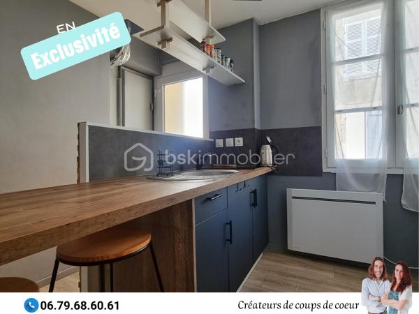 Nous vous proposons en exclusivité cet immeuble de rapport locatif composé de deux appartements:

• Un triplex composé :
Au-rez-de-chaussée: Une cuisine, wc séparé, salon. Cave.
A l'étage: Grand palier, salle d'eau.
Au deuxième étage: Une chambre en mezzanine.
Vue dégagée très agréable.
Loué 480 €

•Un triplex composé:
Au rez-de-chaussée: Une cuisine, wc séparé.
Au rez-de-jardin: Un salon avec terrasse. Cave.
A l'étage: Une chambre en mezzanine, salle d'eau.
Loué 500€

L'un des appartements étant vacant, cet immeuble est idéal pour un propriétaire occupant qui souhaite réduire ses mensualités grâce à un revenu locatif, ou pour un investisseur recherchant un bien déjà partiellement loué avec un loyer existant de 500€.

De quoi alléger considérablement le coût mensuel tout en habitant un bien à soi!

Située au centre de Celles-Sur-Belle dans une rue calme, proche de toutes commodités, et à 20 minutes de Niort.

Notre regard: "L'idéal pour un investissement locatif avec un excellent rendement! D'autant plus qu'il y a une forte demande locative sur le secteur. De plus, ces deux logements sont très agréables!"

Vendeurs, avis de valeur offert. Acquéreurs, bénéficiez de mon service financier.
