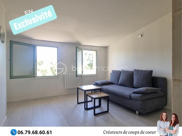 Nous vous proposons en exclusivité cet immeuble de rapport locatif composé de deux appartements:

• Un triplex composé :
Au-rez-de-chaussée: Une cuisine, wc séparé, salon. Cave.
A l'étage: Grand palier, salle d'eau.
Au deuxième étage: Une chambre en mezzanine.
Vue dégagée très agréable.
Loué 480 €

•Un triplex composé:
Au rez-de-chaussée: Une cuisine, wc séparé.
Au rez-de-jardin: Un salon avec terrasse. Cave.
A l'étage: Une chambre en mezzanine, salle d'eau.
Loué 500€

L'un des appartements étant vacant, cet immeuble est idéal pour un propriétaire occupant qui souhaite réduire ses mensualités grâce à un revenu locatif, ou pour un investisseur recherchant un bien déjà partiellement loué avec un loyer existant de 500€.

De quoi alléger considérablement le coût mensuel tout en habitant un bien à soi!

Située au centre de Celles-Sur-Belle dans une rue calme, proche de toutes commodités, et à 20 minutes de Niort.

Notre regard: "L'idéal pour un investissement locatif avec un excellent rendement! D'autant plus qu'il y a une forte demande locative sur le secteur. De plus, ces deux logements sont très agréables!"

Vendeurs, avis de valeur offert. Acquéreurs, bénéficiez de mon service financier.