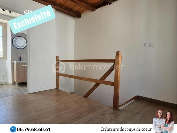 Nous vous proposons en exclusivité cet immeuble de rapport locatif composé de deux appartements:

• Un triplex composé :
Au-rez-de-chaussée: Une cuisine, wc séparé, salon. Cave.
A l'étage: Grand palier, salle d'eau.
Au deuxième étage: Une chambre en mezzanine.
Vue dégagée très agréable.
Loué 480 €

•Un triplex composé:
Au rez-de-chaussée: Une cuisine, wc séparé.
Au rez-de-jardin: Un salon avec terrasse. Cave.
A l'étage: Une chambre en mezzanine, salle d'eau.
Loué 500€

L'un des appartements étant vacant, cet immeuble est idéal pour un propriétaire occupant qui souhaite réduire ses mensualités grâce à un revenu locatif, ou pour un investisseur recherchant un bien déjà partiellement loué avec un loyer existant de 500€.

De quoi alléger considérablement le coût mensuel tout en habitant un bien à soi!

Située au centre de Celles-Sur-Belle dans une rue calme, proche de toutes commodités, et à 20 minutes de Niort.

Notre regard: "L'idéal pour un investissement locatif avec un excellent rendement! D'autant plus qu'il y a une forte demande locative sur le secteur. De plus, ces deux logements sont très agréables!"

Vendeurs, avis de valeur offert. Acquéreurs, bénéficiez de mon service financier.