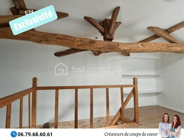 Nous vous proposons en exclusivité cet immeuble de rapport locatif composé de deux appartements:

• Un triplex composé :
Au-rez-de-chaussée: Une cuisine, wc séparé, salon. Cave.
A l'étage: Grand palier, salle d'eau.
Au deuxième étage: Une chambre en mezzanine.
Vue dégagée très agréable.
Loué 480 €

•Un triplex composé:
Au rez-de-chaussée: Une cuisine, wc séparé.
Au rez-de-jardin: Un salon avec terrasse. Cave.
A l'étage: Une chambre en mezzanine, salle d'eau.
Loué 500€

L'un des appartements étant vacant, cet immeuble est idéal pour un propriétaire occupant qui souhaite réduire ses mensualités grâce à un revenu locatif, ou pour un investisseur recherchant un bien déjà partiellement loué avec un loyer existant de 500€.

De quoi alléger considérablement le coût mensuel tout en habitant un bien à soi!

Située au centre de Celles-Sur-Belle dans une rue calme, proche de toutes commodités, et à 20 minutes de Niort.

Notre regard: "L'idéal pour un investissement locatif avec un excellent rendement! D'autant plus qu'il y a une forte demande locative sur le secteur. De plus, ces deux logements sont très agréables!"

Vendeurs, avis de valeur offert. Acquéreurs, bénéficiez de mon service financier.
