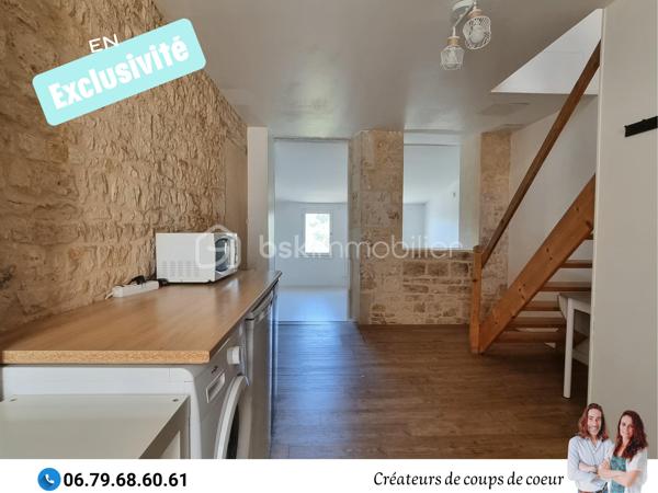 Nous vous proposons en exclusivité cet immeuble de rapport locatif composé de deux appartements:

• Un triplex composé :
Au-rez-de-chaussée: Une cuisine, wc séparé, salon. Cave.
A l'étage: Grand palier, salle d'eau.
Au deuxième étage: Une chambre en mezzanine.
Vue dégagée très agréable.
Loué 480 €

•Un triplex composé:
Au rez-de-chaussée: Une cuisine, wc séparé.
Au rez-de-jardin: Un salon avec terrasse. Cave.
A l'étage: Une chambre en mezzanine, salle d'eau.
Loué 500€

L'un des appartements étant vacant, cet immeuble est idéal pour un propriétaire occupant qui souhaite réduire ses mensualités grâce à un revenu locatif, ou pour un investisseur recherchant un bien déjà partiellement loué avec un loyer existant de 500€.

De quoi alléger considérablement le coût mensuel tout en habitant un bien à soi!

Située au centre de Celles-Sur-Belle dans une rue calme, proche de toutes commodités, et à 20 minutes de Niort.

Notre regard: "L'idéal pour un investissement locatif avec un excellent rendement! D'autant plus qu'il y a une forte demande locative sur le secteur. De plus, ces deux logements sont très agréables!"

Vendeurs, avis de valeur offert. Acquéreurs, bénéficiez de mon service financier.