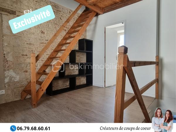 Nous vous proposons en exclusivité cet immeuble de rapport locatif composé de deux appartements:

• Un triplex composé :
Au-rez-de-chaussée: Une cuisine, wc séparé, salon. Cave.
A l'étage: Grand palier, salle d'eau.
Au deuxième étage: Une chambre en mezzanine.
Vue dégagée très agréable.
Loué 480 €

•Un triplex composé:
Au rez-de-chaussée: Une cuisine, wc séparé.
Au rez-de-jardin: Un salon avec terrasse. Cave.
A l'étage: Une chambre en mezzanine, salle d'eau.
Loué 500€

L'un des appartements étant vacant, cet immeuble est idéal pour un propriétaire occupant qui souhaite réduire ses mensualités grâce à un revenu locatif, ou pour un investisseur recherchant un bien déjà partiellement loué avec un loyer existant de 500€.

De quoi alléger considérablement le coût mensuel tout en habitant un bien à soi!

Située au centre de Celles-Sur-Belle dans une rue calme, proche de toutes commodités, et à 20 minutes de Niort.

Notre regard: "L'idéal pour un investissement locatif avec un excellent rendement! D'autant plus qu'il y a une forte demande locative sur le secteur. De plus, ces deux logements sont très agréables!"

Vendeurs, avis de valeur offert. Acquéreurs, bénéficiez de mon service financier.