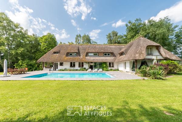 Chaumière avec piscine et dépendance dans un écrin de verdure