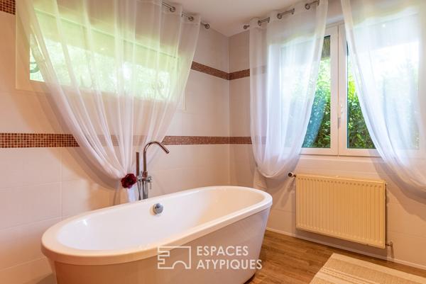 Chaumière avec piscine et dépendance dans un écrin de verdure