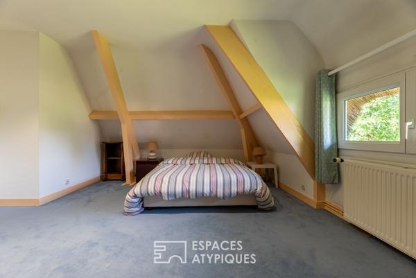 Chaumière avec piscine et dépendance dans un écrin de verdure