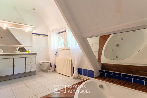 Chaumière avec piscine et dépendance dans un écrin de verdure