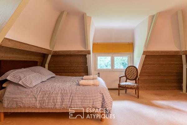 Chaumière avec piscine et dépendance dans un écrin de verdure