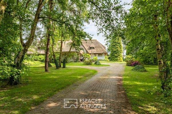 Chaumière avec piscine et dépendance dans un écrin de verdure