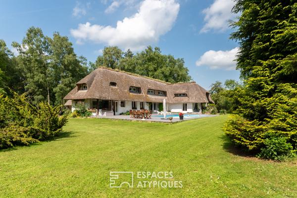 Chaumière avec piscine et dépendance dans un écrin de verdure