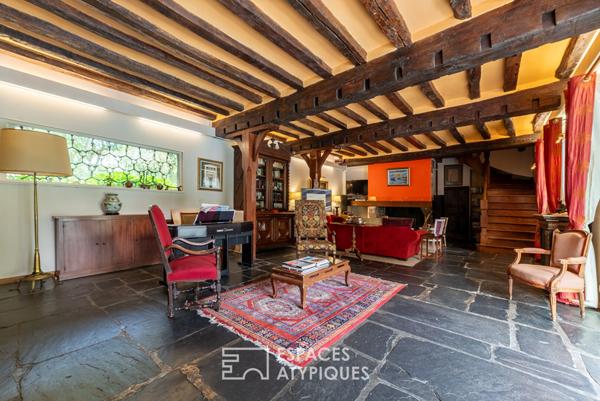 Chaumière avec piscine et dépendance dans un écrin de verdure