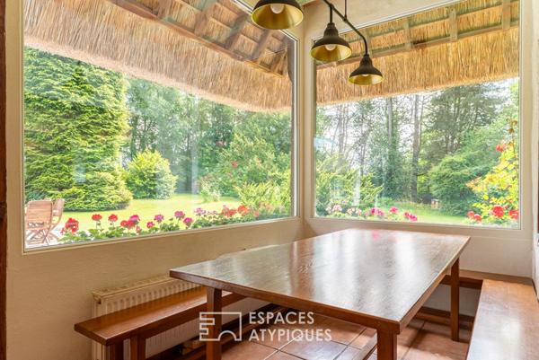 Chaumière avec piscine et dépendance dans un écrin de verdure