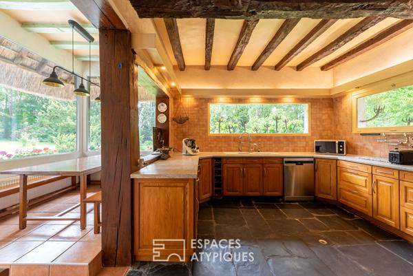 Chaumière avec piscine et dépendance dans un écrin de verdure