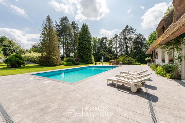 Chaumière avec piscine et dépendance dans un écrin de verdure